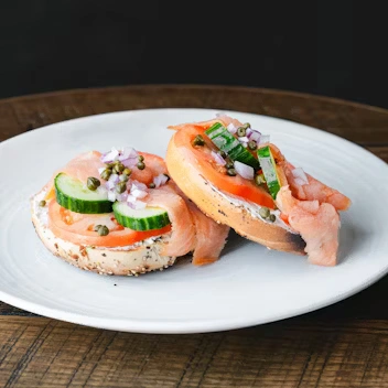 SMOKED SALMON BAGEL