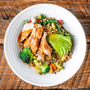 VEGETABLE STIR-FRY CHICKEN BOWL